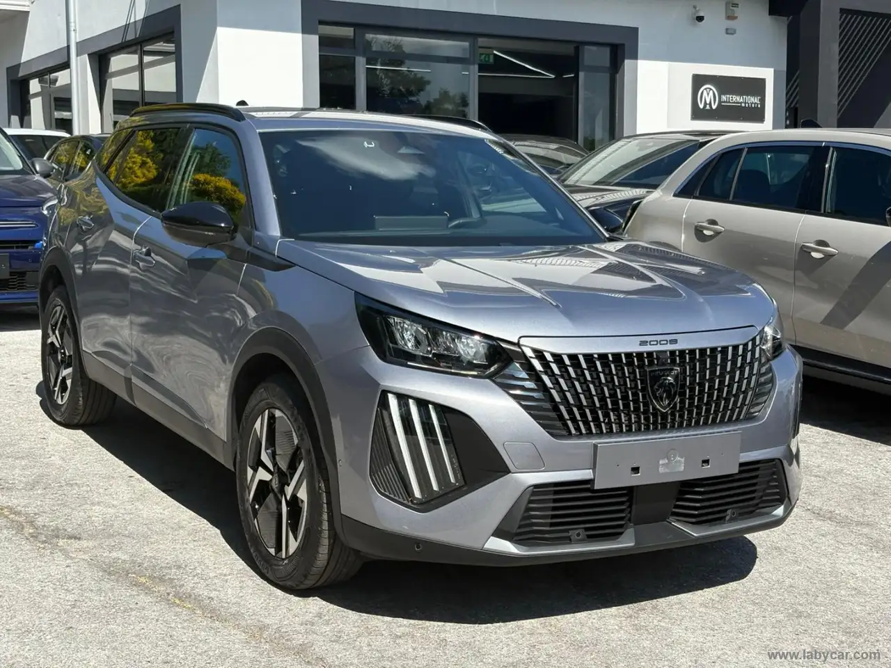 2025 Peugeot 2008 PureTech 100 S&S Allure, photograph 3