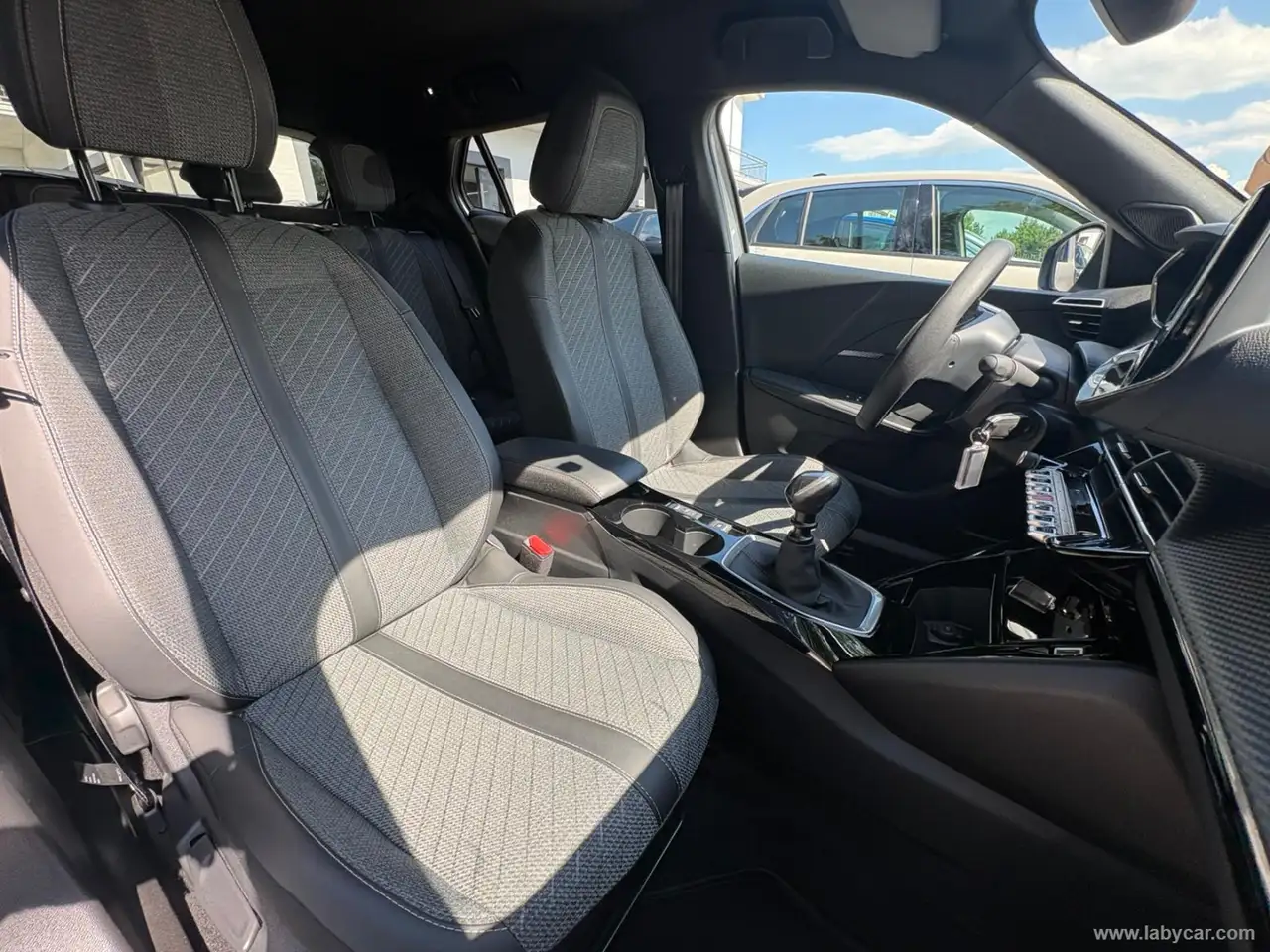 2025 Peugeot 2008 PureTech 100 S&S Allure, photograph 11