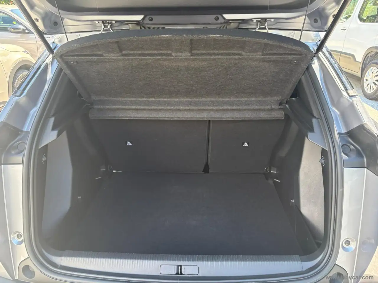 2025 Peugeot 2008 PureTech 100 S&S Allure, photograph 9