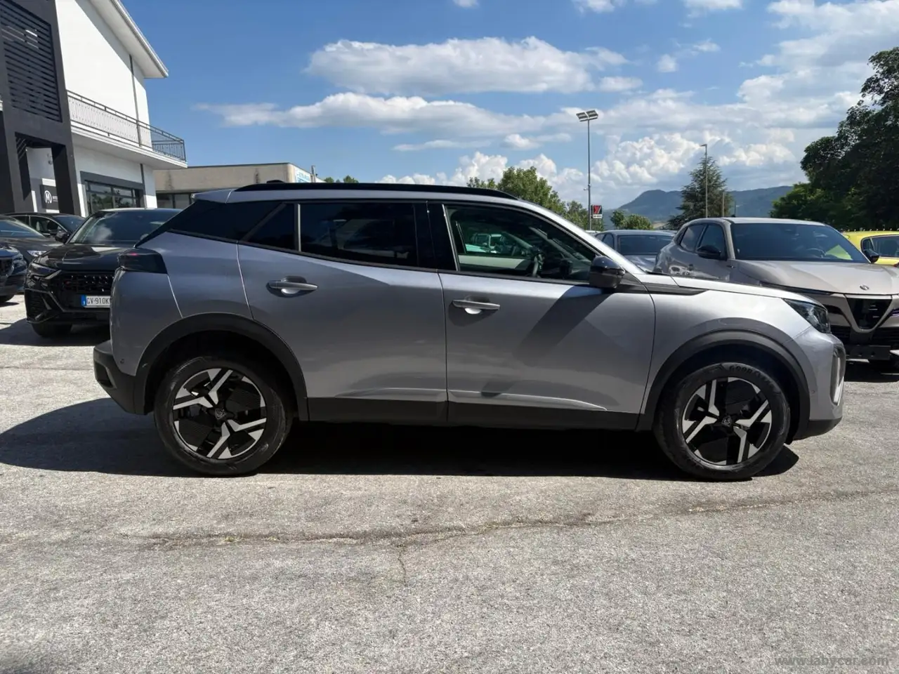 2025 Peugeot 2008 PureTech 100 S&S Allure, photograph 4