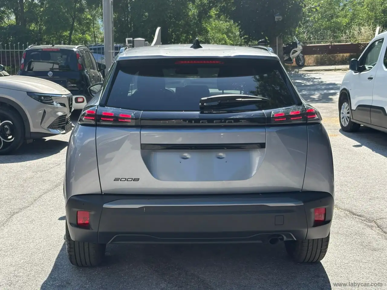 2025 Peugeot 2008 PureTech 100 S&S Allure, photograph 6