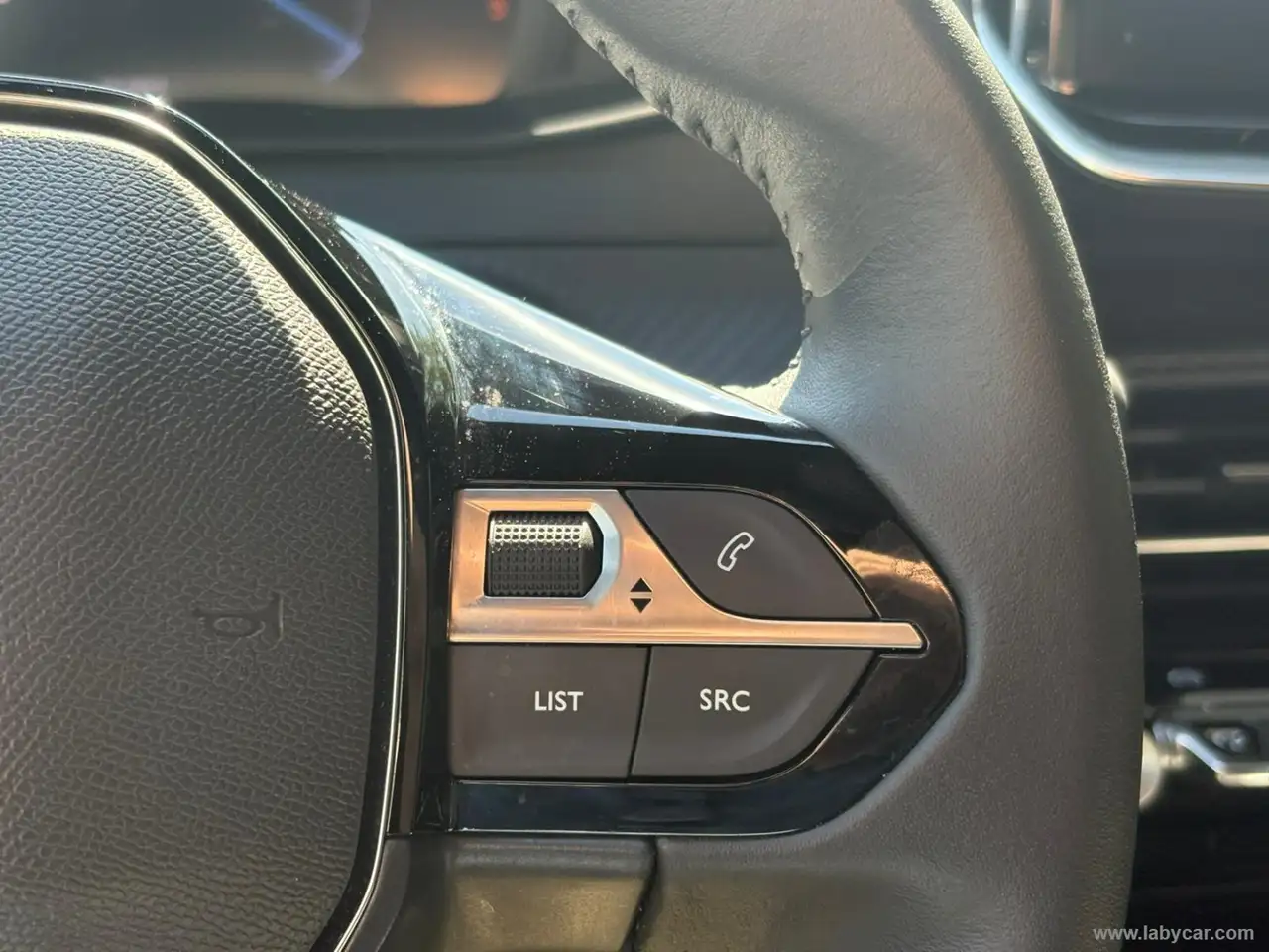 2025 Peugeot 2008 PureTech 100 S&S Allure, photograph 12