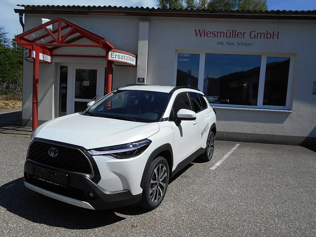 Toyota Corolla Cross 2,0 Hybrid Active Drive 2WD — photo 1 of 10