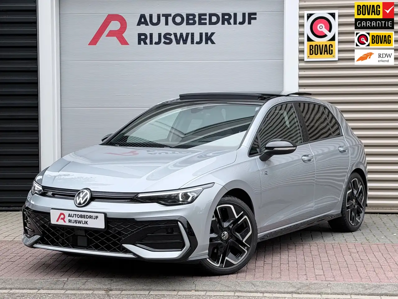Volkswagen Golf 1.5 eTSI R-Line Pano/HuD/IQ.Light/Camera — photo 1 of 24