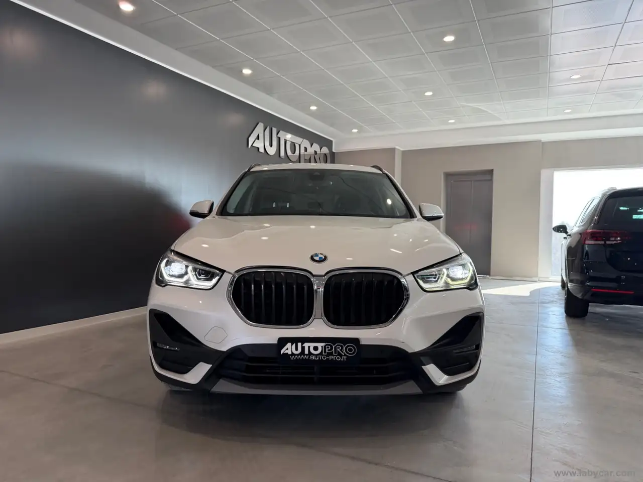 BMW X1 sDrive16d Business Advantage — photo 1 of 15