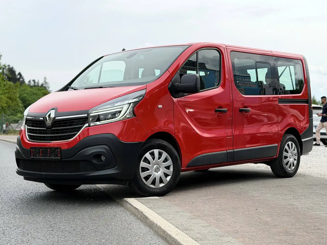 Renault Trafic L1H1 2,8t *9Sitze* Life LED AHK Automatik 2.Hand — photo 1 of 40
