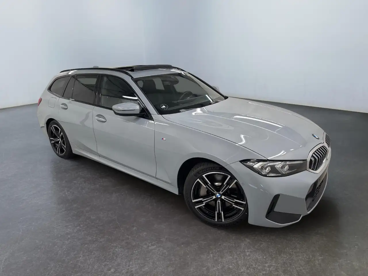 BMW 330 Touring 330i xDrive M Sport 245PS/180kW Steptro... — photo 1 of 21
