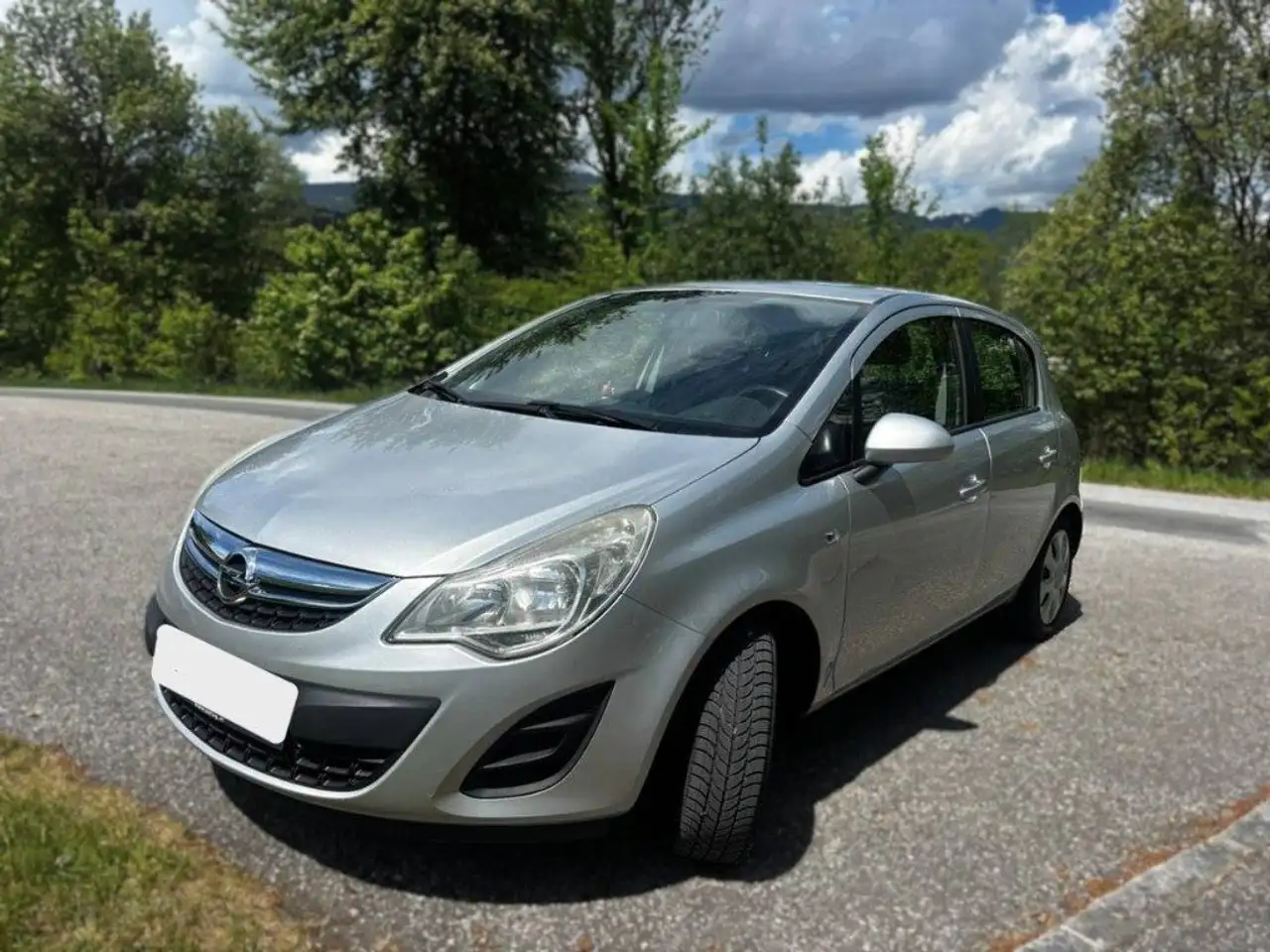 Opel Corsa 1.2 — photo 1 of 5