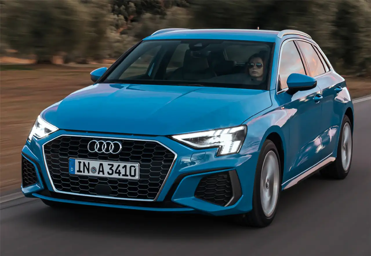 Audi A3 Sportback 30 TFSI S line — photo 1 of 40