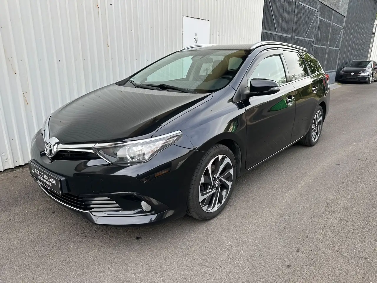 Toyota Auris Touring Sports Design Edition — photo 1 of 15