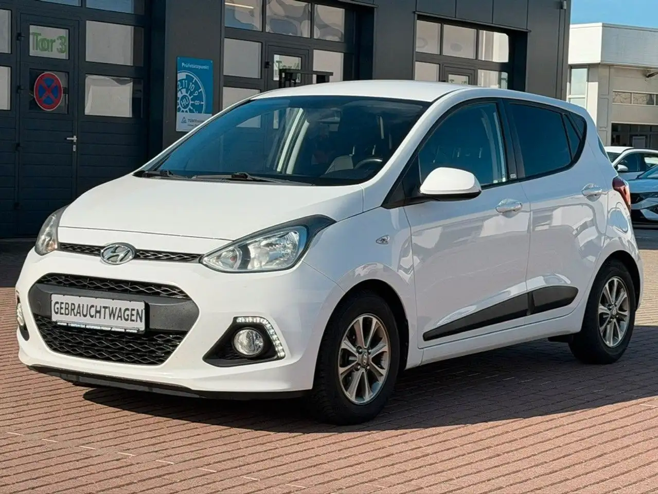 Hyundai i10 1.0 Passion *Klima*Allwetter*Isofix*USB*AUX* — photo 1 of 15