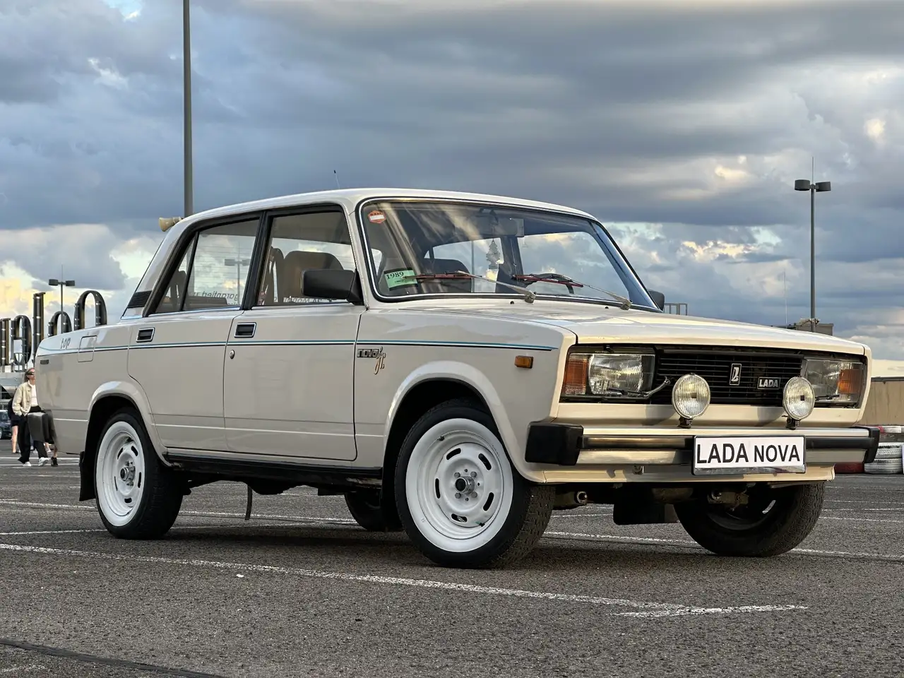 Lada Nova 2105 — photo 1 of 15