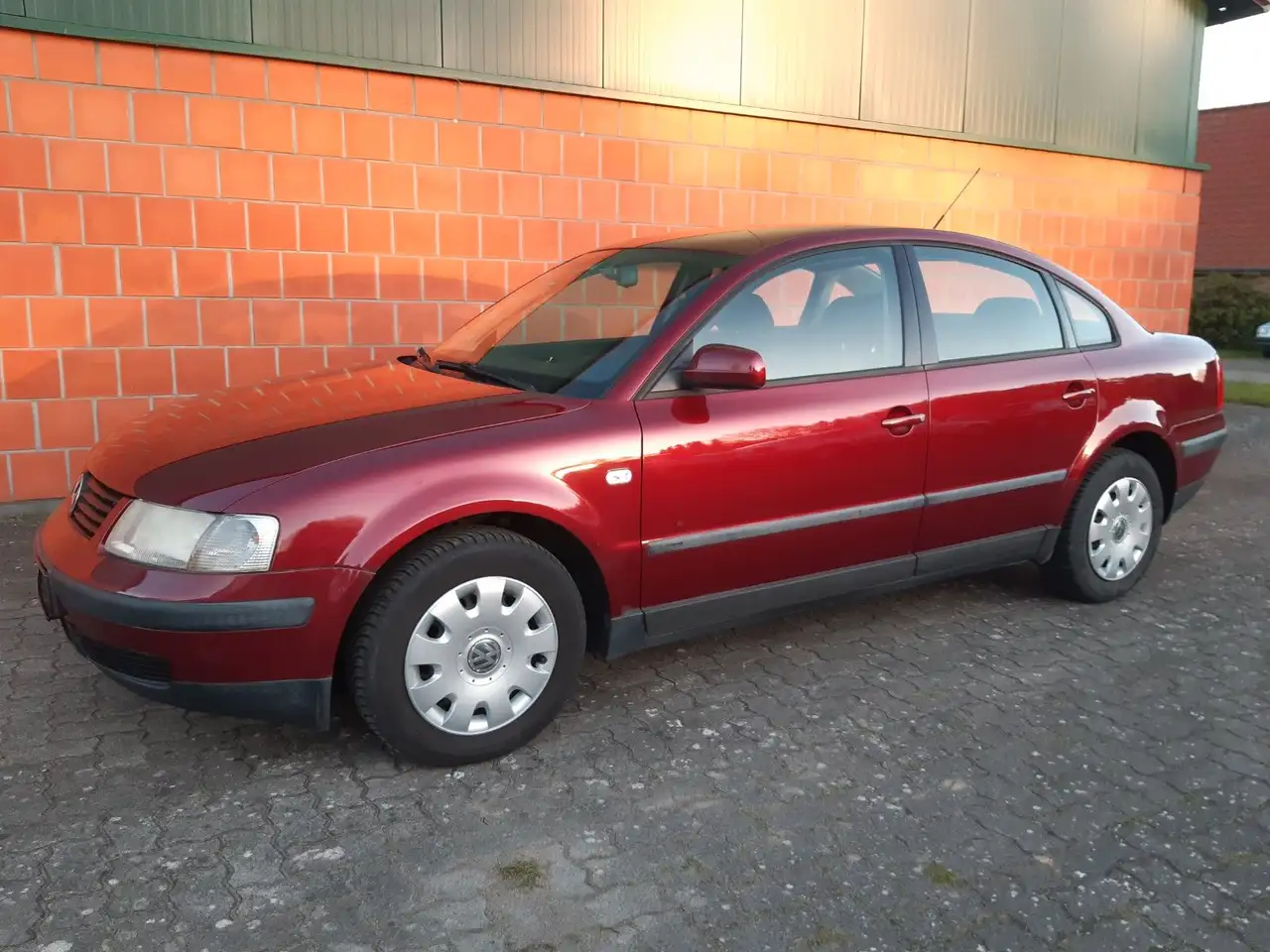 Volkswagen Passat 1.6 - sehr gepflegt — photo 1 of 17