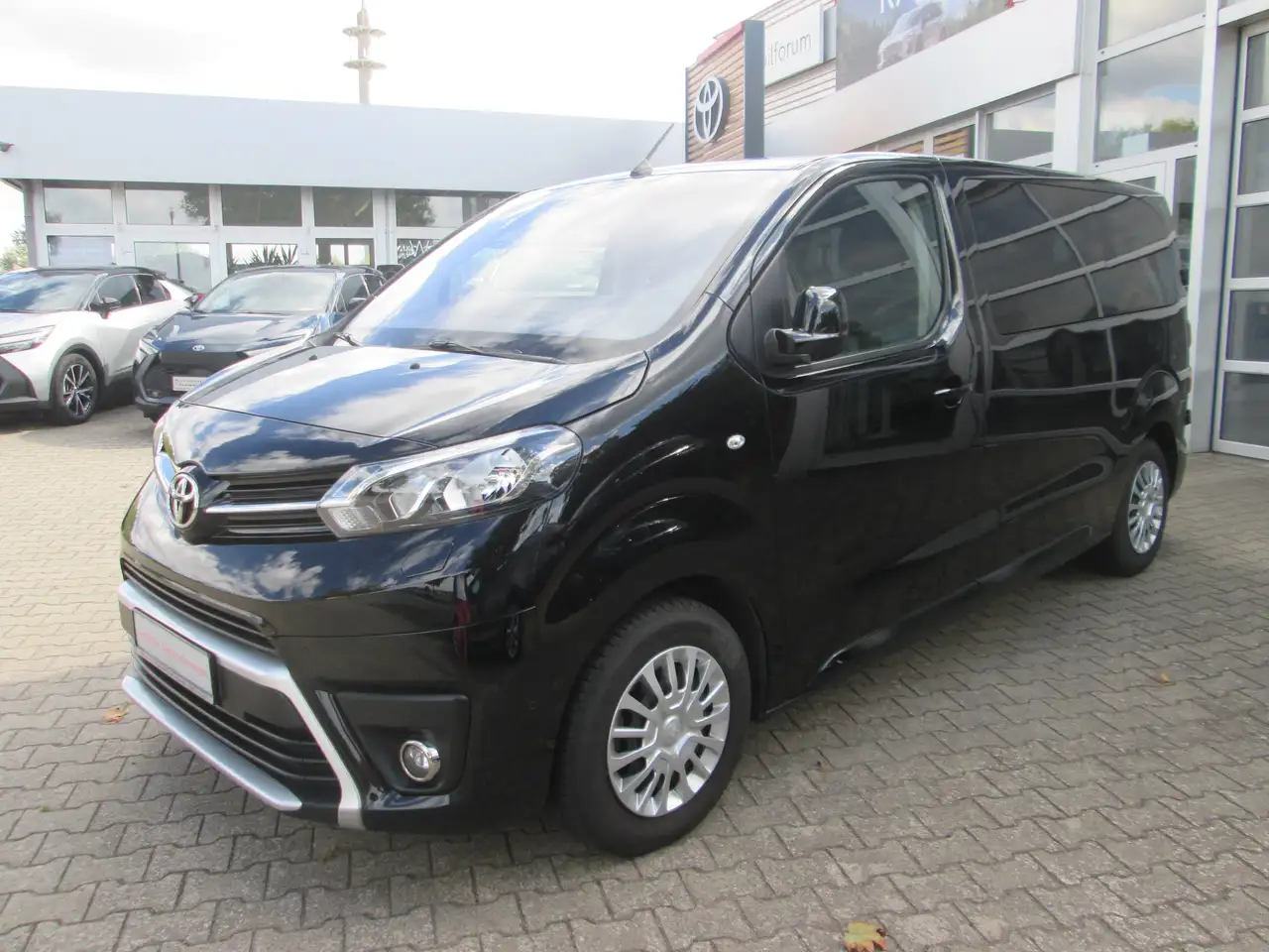 Toyota Proace D-4D 1,5-l-D-4D L1 (9-Si.) Verso Shuttle — photo 1 of 24