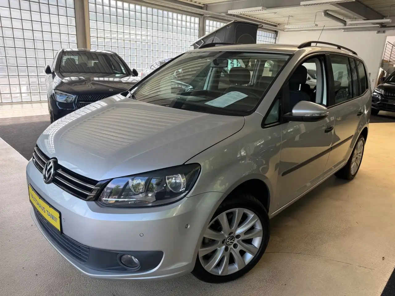 Volkswagen Touran 2.0 TDI DSG — photo 1 of 15
