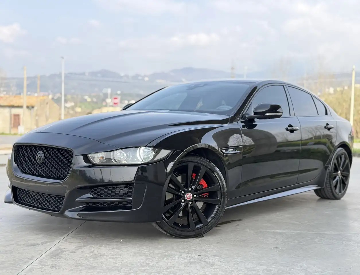 Jaguar XE 2.0d R-Sport awd 180cv auto — photo 1 of 15