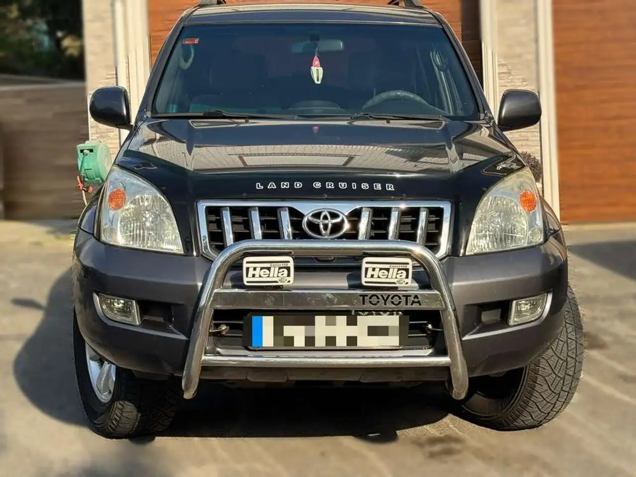 Toyota Land Cruiser 3.0 D4D VX — photo 1 of 18