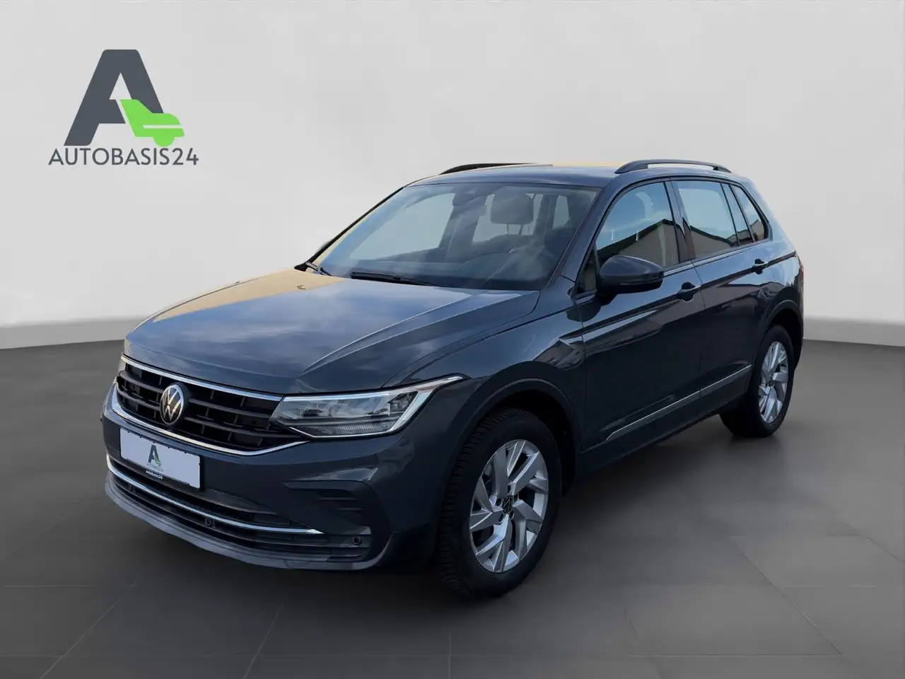 Volkswagen Tiguan Life 2.0 TDI 4Motion * NAVI*AHK*KAMERA* — photo 1 of 19