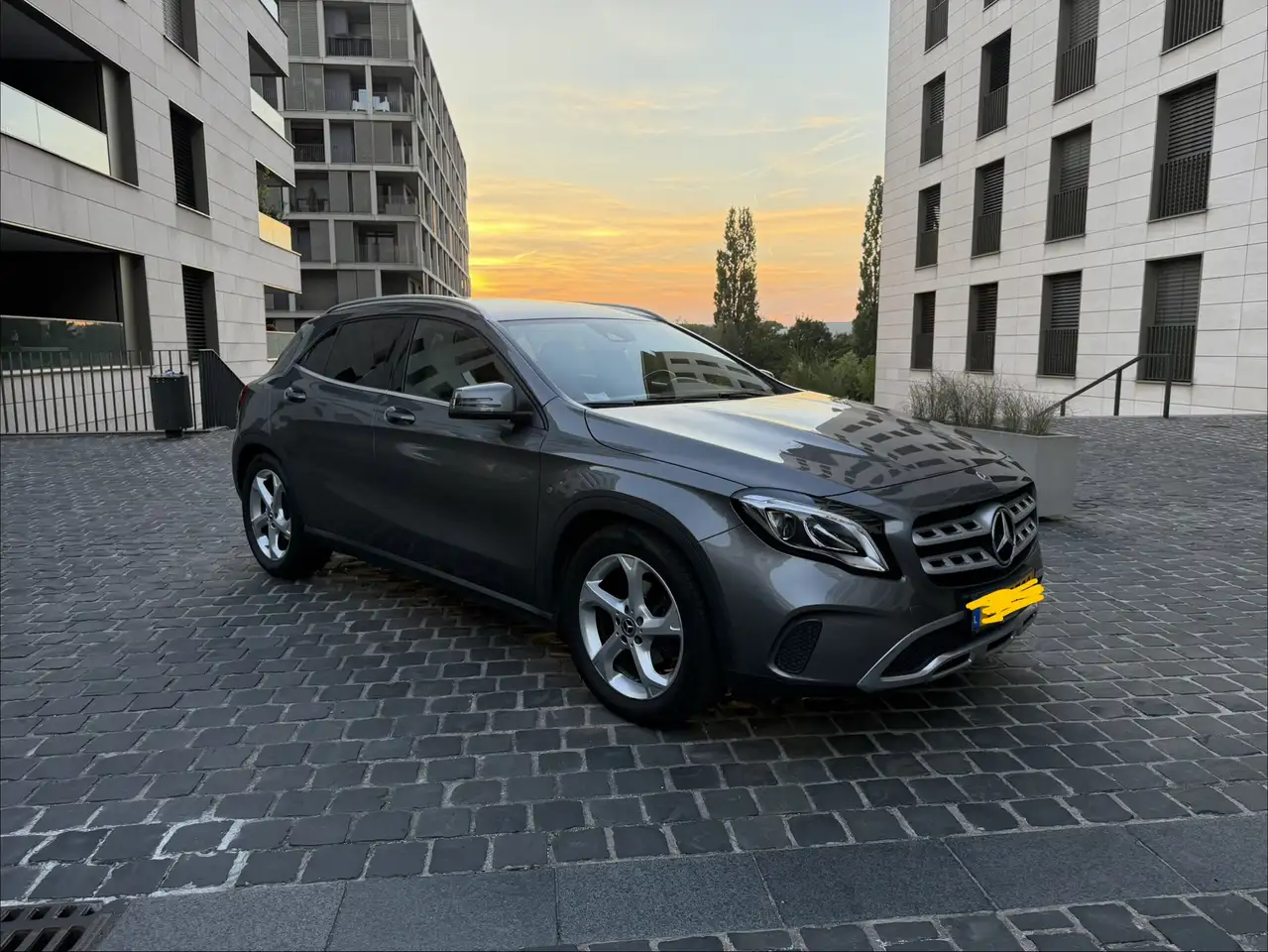 Mercedes-Benz GLA 180 7G-DCT Urban — photo 1 of 14