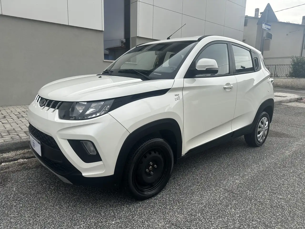 Mahindra KUV100 1.2 K6+ — photo 1 of 15