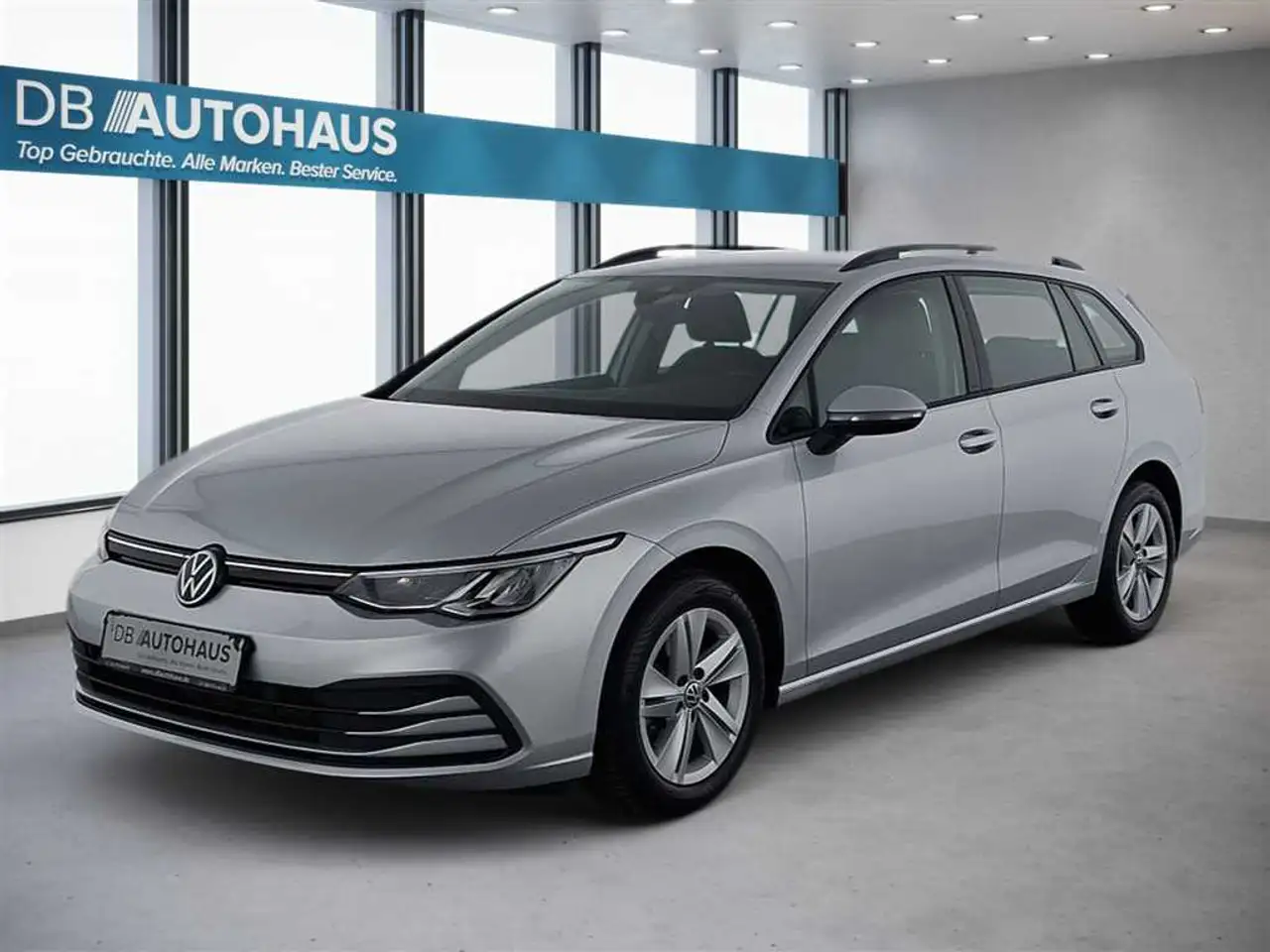 Volkswagen Golf Life 1.0 TSI — photo 1 of 35