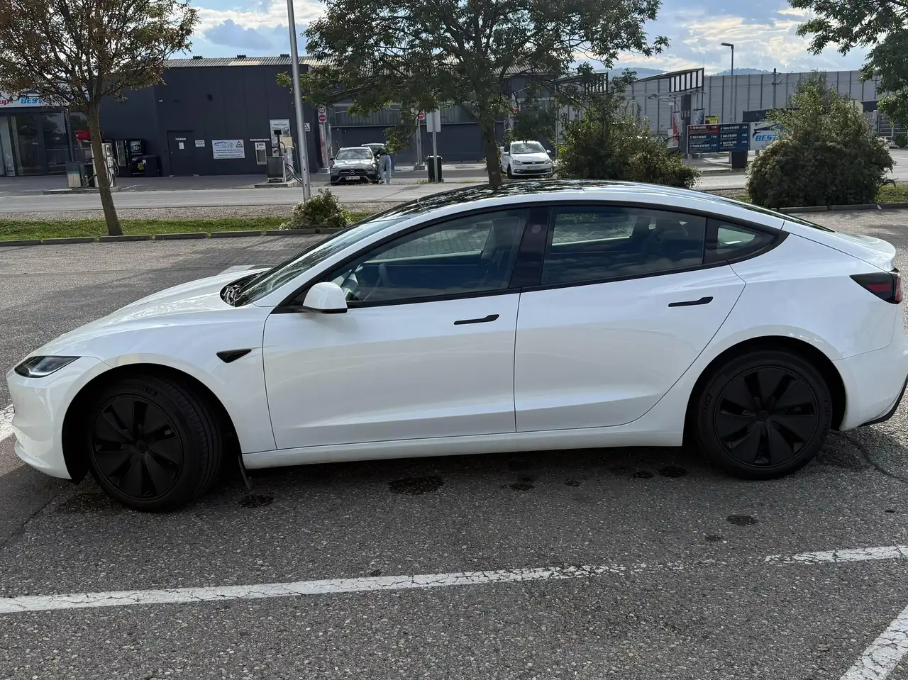 Tesla Model 3 Model 3 Standard Range RWD Premium 60kWh RWD Premium — photo 1 of 13