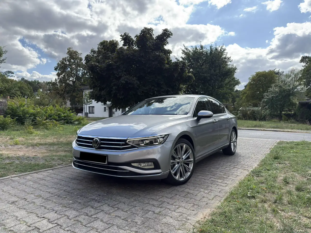 Volkswagen Passat 1.5 TSI OPF DSG Elegance — photo 1 of 15