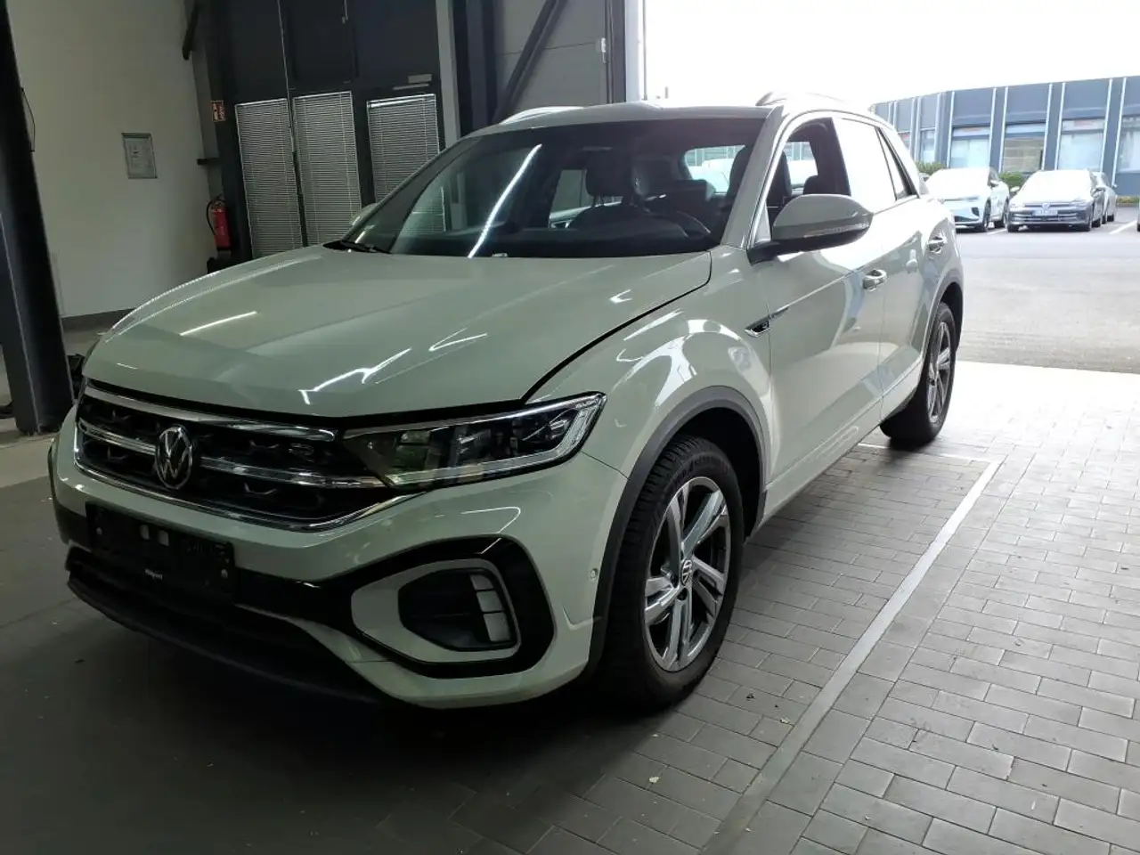Volkswagen T-Roc R-Line 1.0 TSI -LED Plus PDC SHZ ACC GJR DAB CarPl — photo 1 of 4