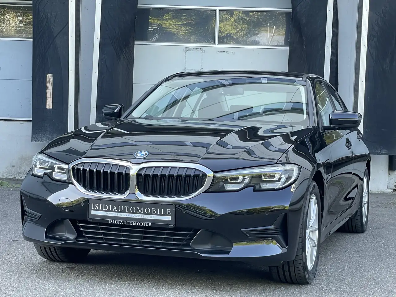 BMW 320 e Advantage LED Live-Cockpit Sitzheizung PDC — photo 1 of 38