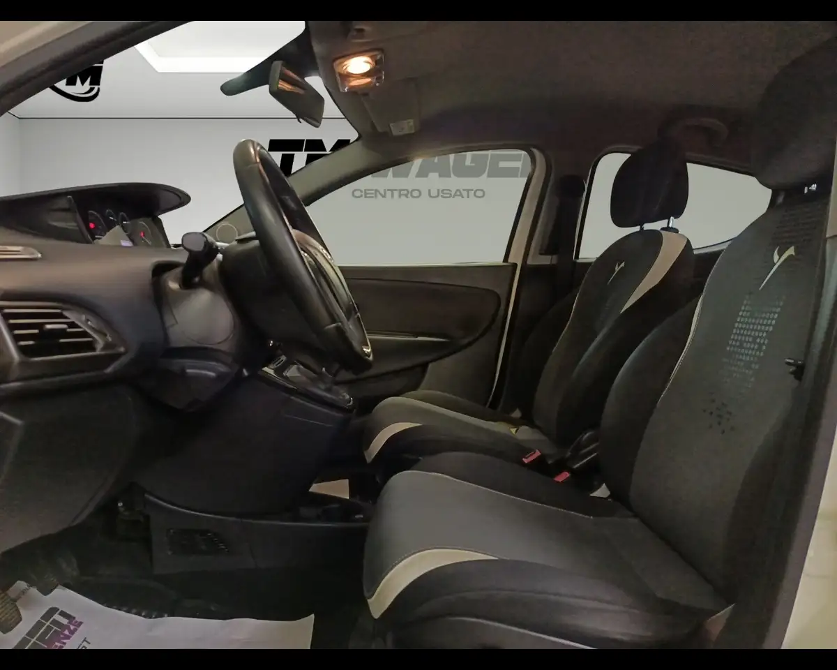 2014 Lancia Ypsilon 3ª serie - Ypsilon 0.9 TwinAir 85 CV 5 porte Metan, photograph 11