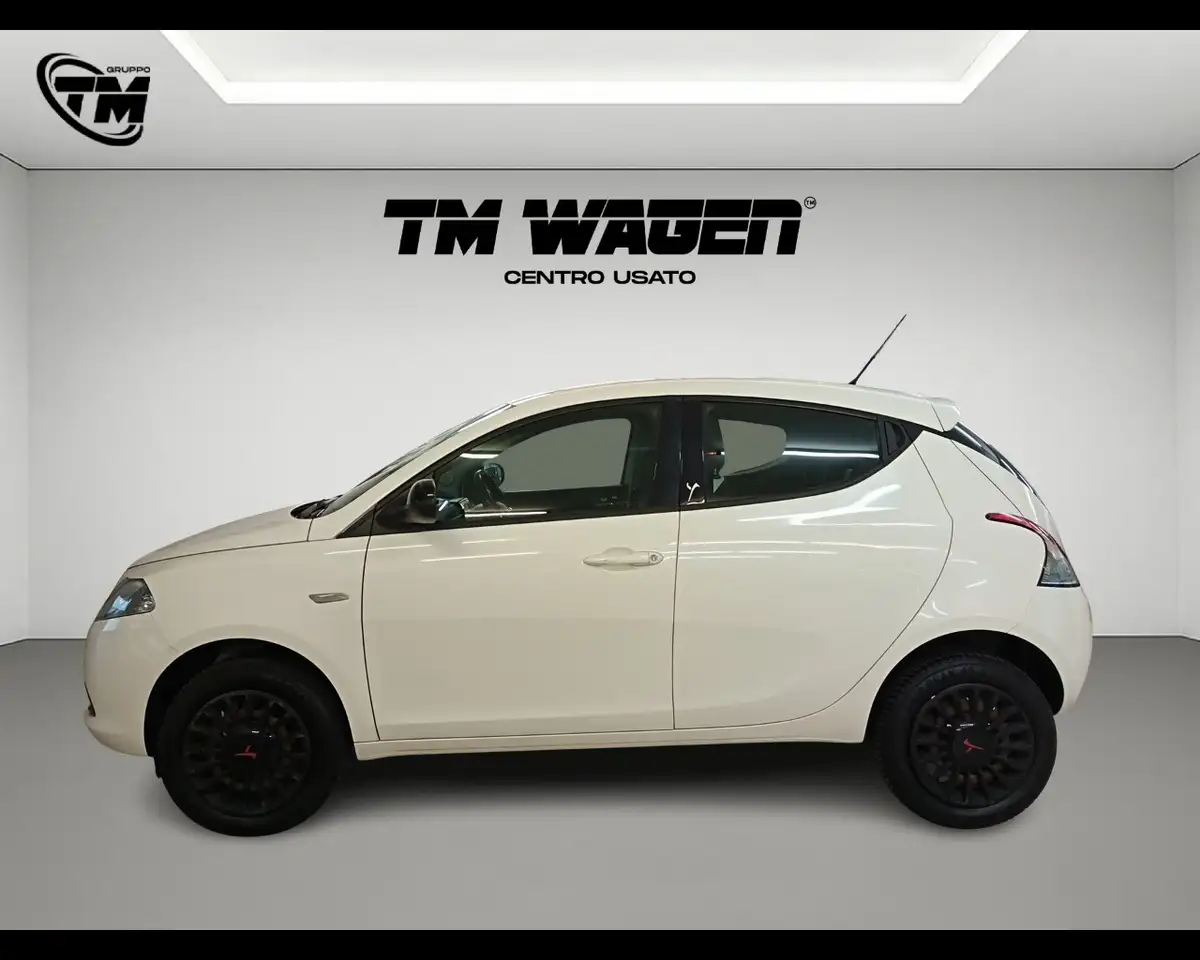 2014 Lancia Ypsilon 3ª serie - Ypsilon 0.9 TwinAir 85 CV 5 porte Metan, photograph 4