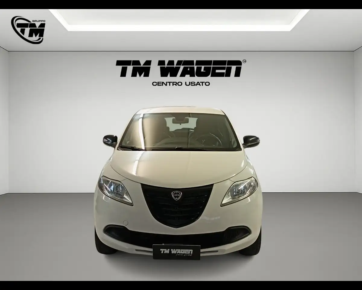 2014 Lancia Ypsilon 3ª serie - Ypsilon 0.9 TwinAir 85 CV 5 porte Metan, photograph 2
