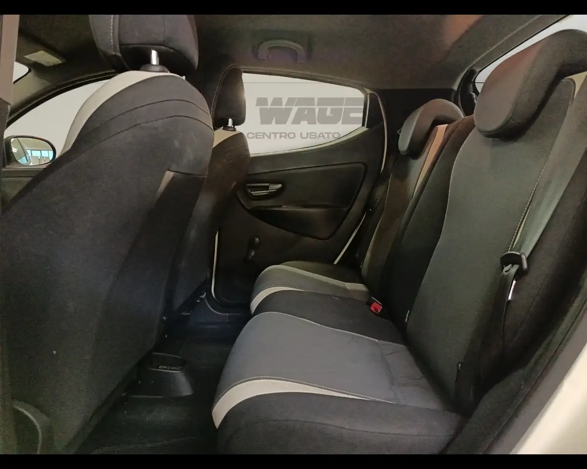 2014 Lancia Ypsilon 3ª serie - Ypsilon 0.9 TwinAir 85 CV 5 porte Metan, photograph 12