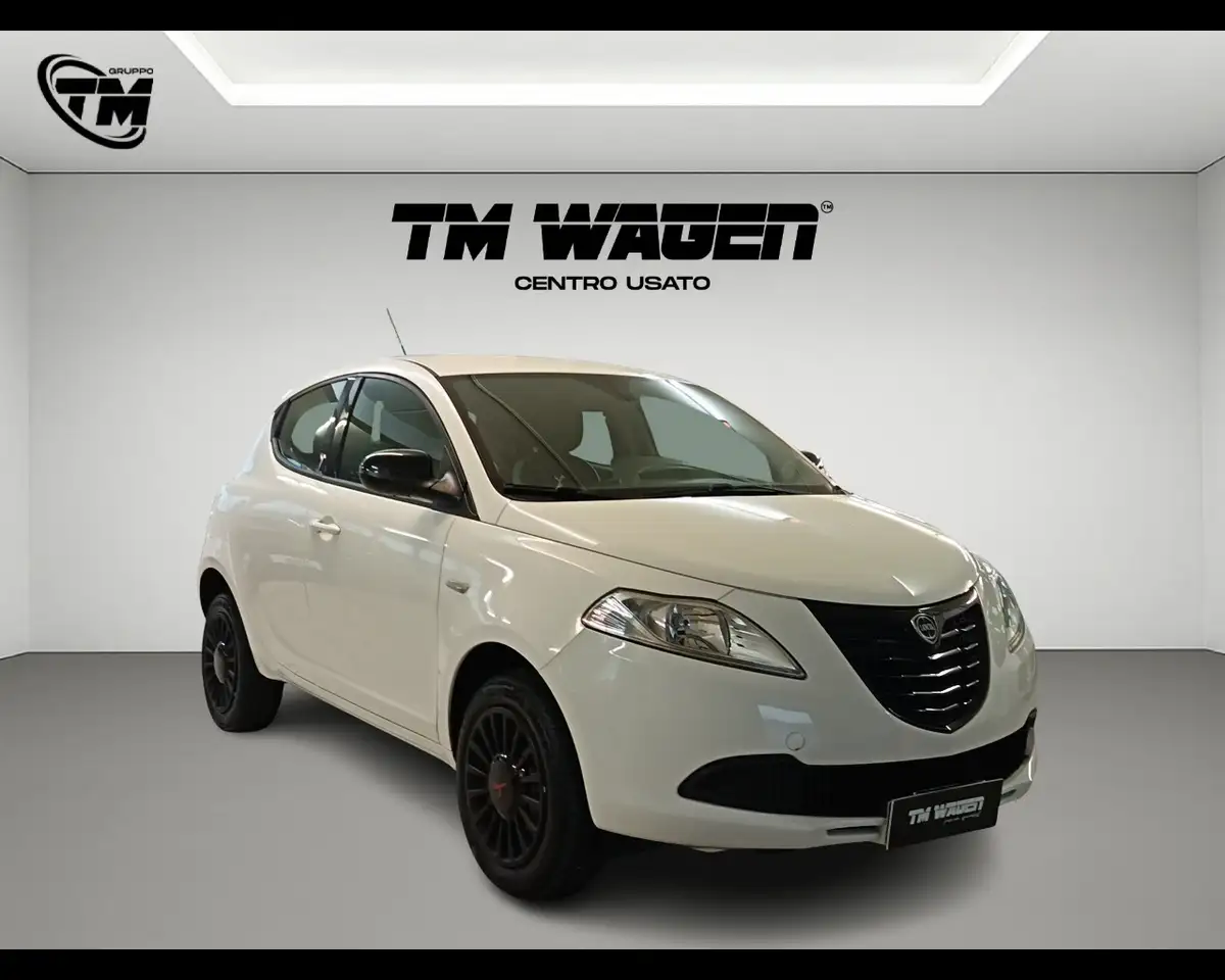 2014 Lancia Ypsilon 3ª serie - Ypsilon 0.9 TwinAir 85 CV 5 porte Metan, photograph 3