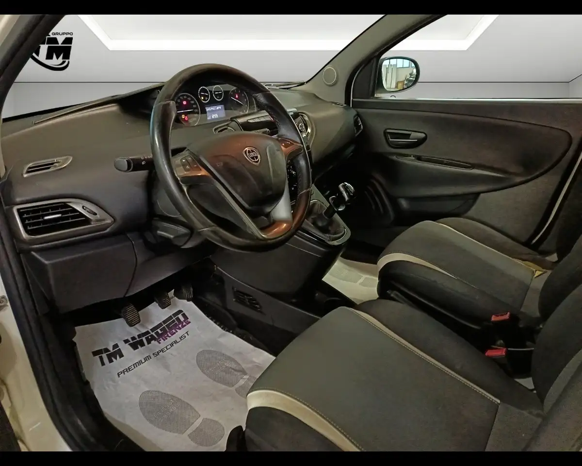 2014 Lancia Ypsilon 3ª serie - Ypsilon 0.9 TwinAir 85 CV 5 porte Metan, photograph 10